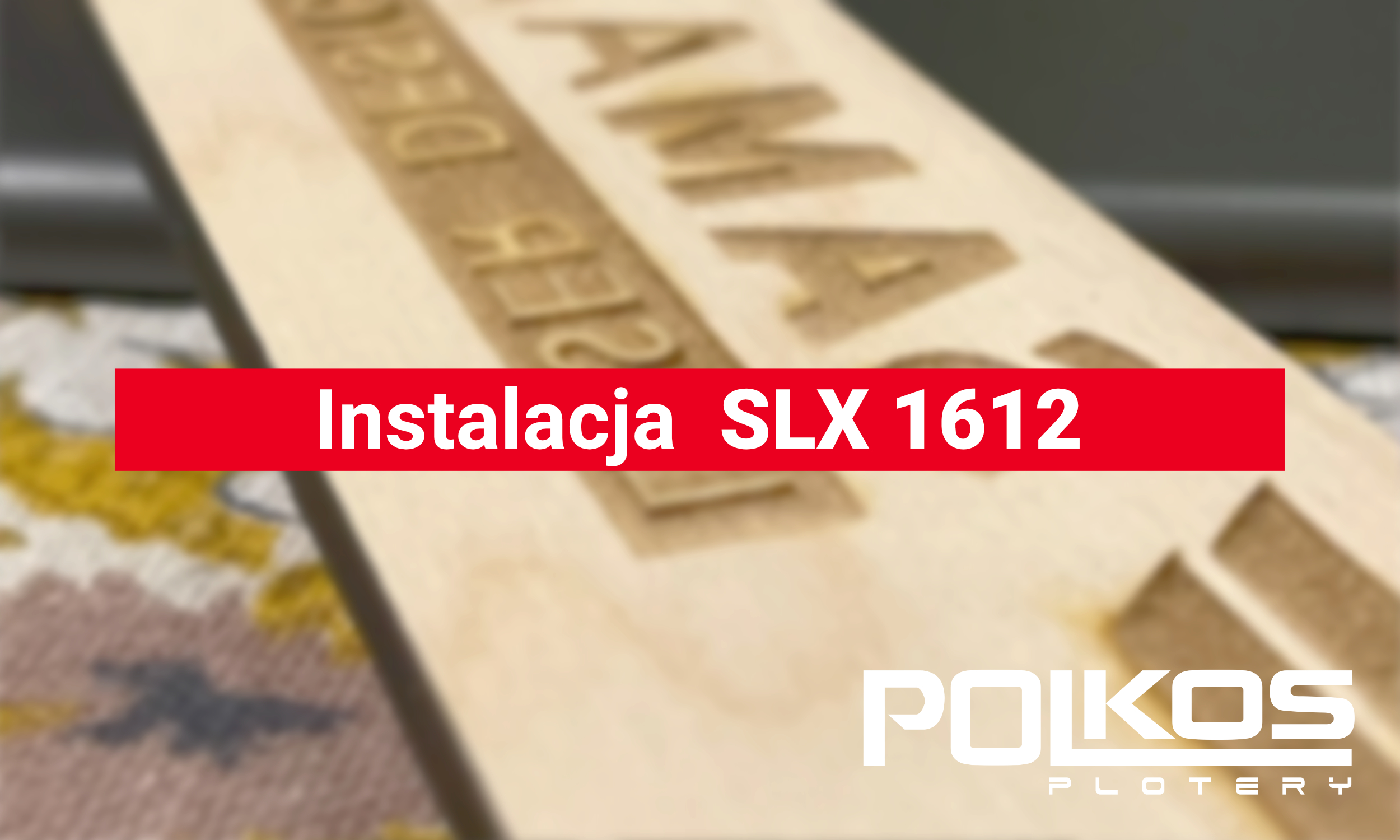 Baner reklamowy przedstawiający grawer na drewnie na ploterze SLX 1612