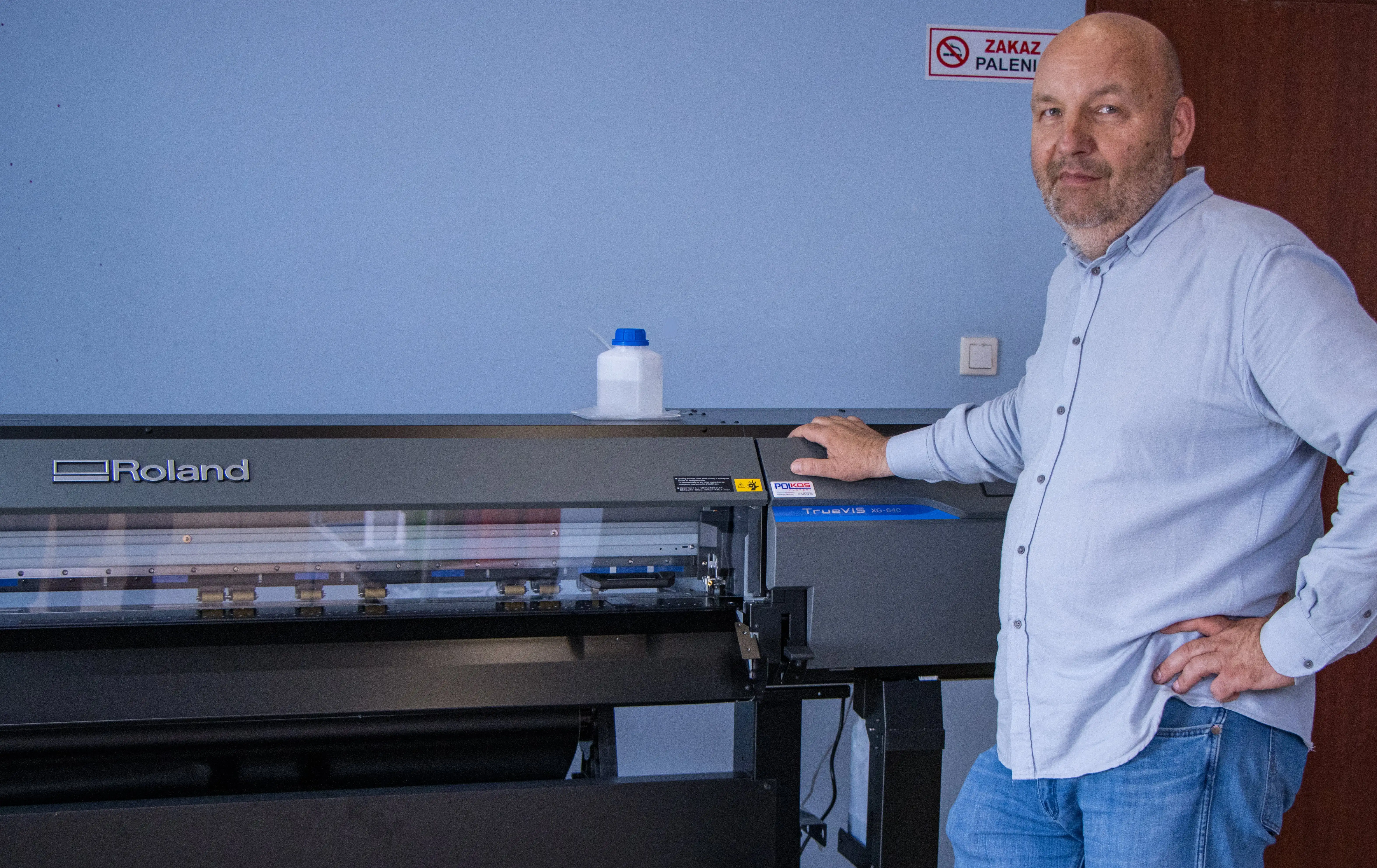 Operator uruchamiający ploter Roland TrueVIS XG-640 – nowoczesna technologia druku ekosolwentowego od PolKos